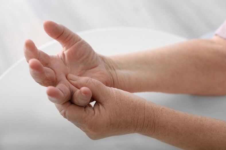 Kesakitan di tangan dan jari adalah gejala umum osteochondrosis serviks
