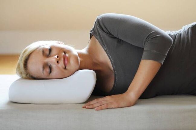 Tidur di atas bantal ortopedik sebagai pencegahan osteochondrosis serviks